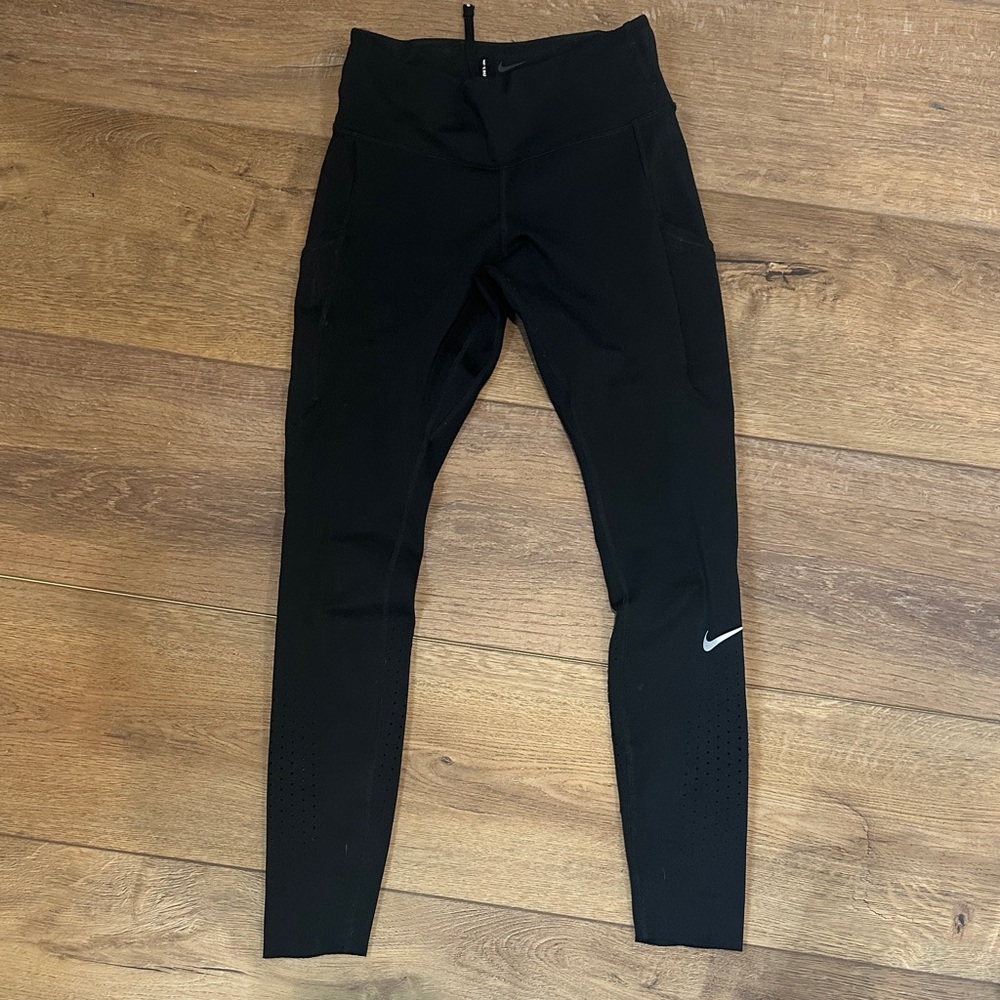 Nike women’s running Leggings 5 pockets. Calf laser cut out details